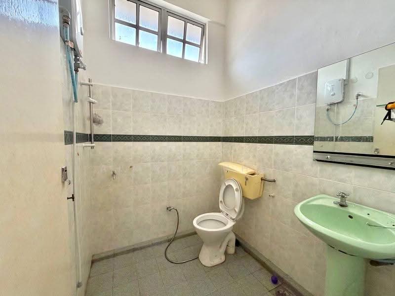 Bungalow House for Sale in Taman Ampang Indah (Kuala Kubu Bharu) - AIMAN ZUHDI - Bathroom - PropertyGuru.com.my