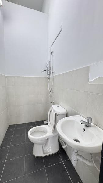 Rumah Teres 2-Tingkat untuk Disewa di Rawang (Selangor) - Lau Ia Ein - Bathroom - PropertyGuru.com.my