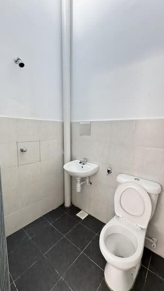 Rumah Teres 2-Tingkat untuk Disewa di Rawang (Selangor) - Lau Ia Ein - Bathroom - PropertyGuru.com.my