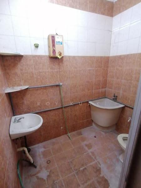 2-storey Terraced House for Sale in Taman Perwira (Simpang Ampat) - Roy Kuak - Bathroom - PropertyGuru.com.my