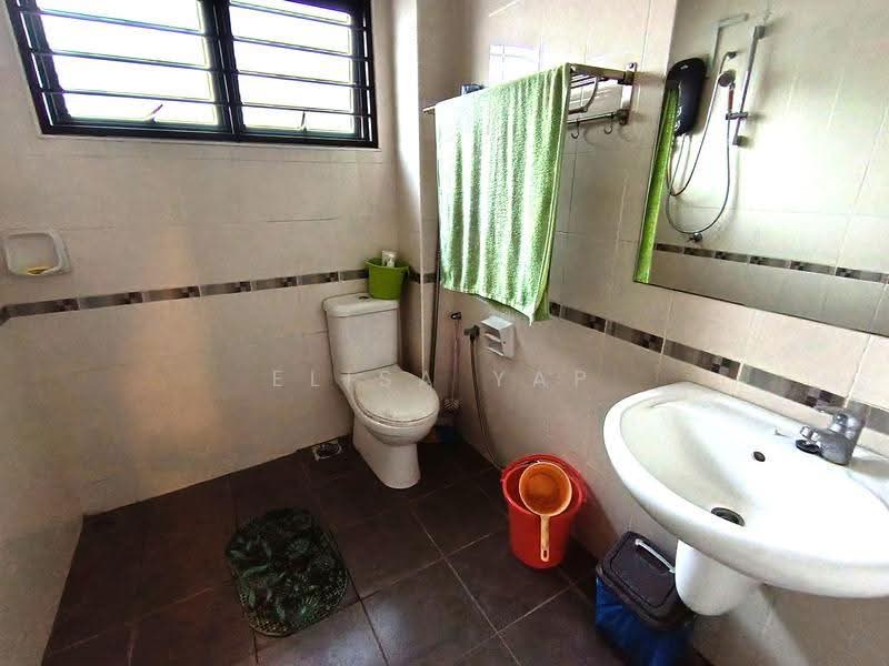 Rumah Teres untuk Dijual di Taman Seri Bukit Segambut (Batu) - Elisa Yap - Bathroom - PropertyGuru.com.my