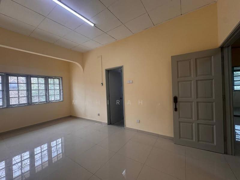 Rumah Teres 2-Tingkat untuk Dijual di Kampung Tunku (Petaling Jaya) - Mahirah . - Living Room - PropertyGuru.com.my