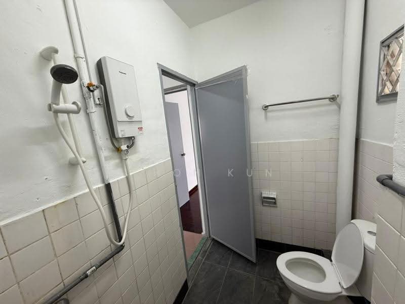 Rumah Teres 2-Tingkat untuk Dijual di Taman Pelangi (Johor Bahru) - U Hon Kun - Bathroom - PropertyGuru.com.my