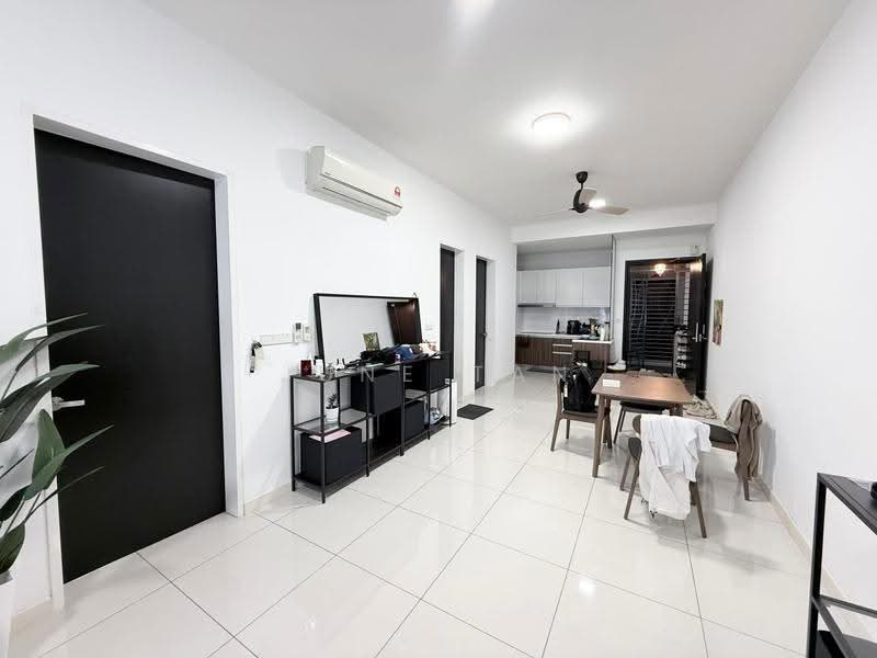 Kediaman Servis untuk Dijual di Setia Sky 88 - June Tan - Living Room - PropertyGuru.com.my