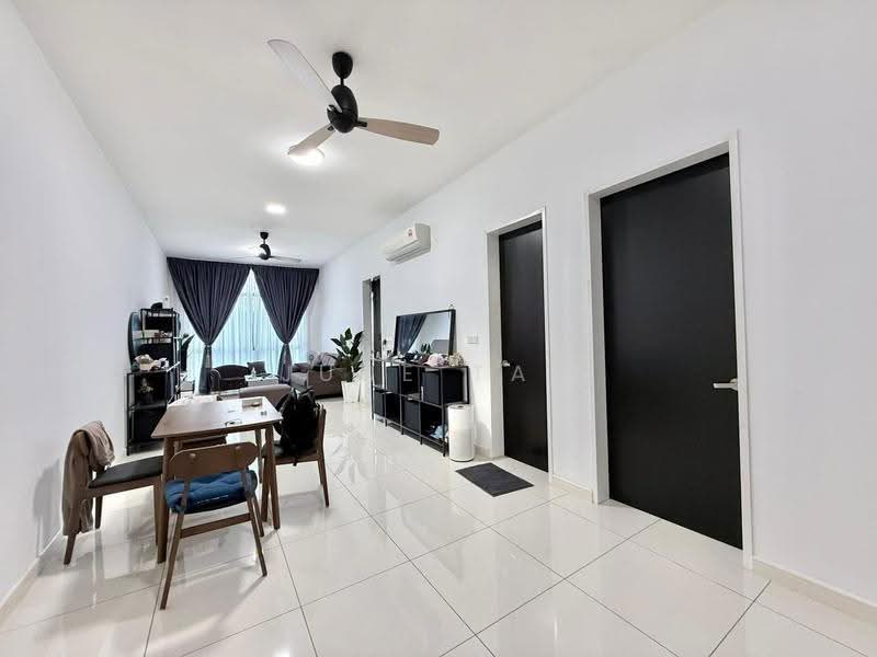 Kediaman Servis untuk Dijual di Setia Sky 88 - June Tan - Living Room - PropertyGuru.com.my