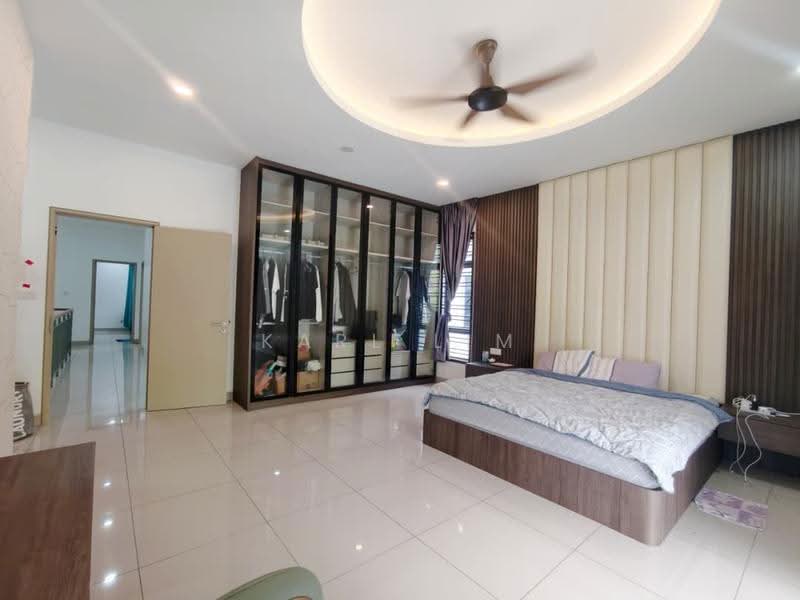 Cluster House for Sale in Taman Glenmarie (Johor Bahru) - Karl Lim - Master Bedroom - PropertyGuru.com.my
