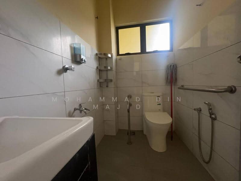2-storey Terraced House for Sale in Kampung Tunku (Petaling Jaya) - Mohammad Din Majid - Bathroom - PropertyGuru.com.my