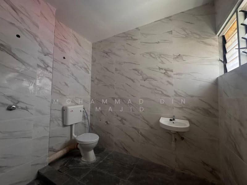 2-storey Terraced House for Sale in Kampung Tunku (Petaling Jaya) - Mohammad Din Majid - Bathroom - PropertyGuru.com.my