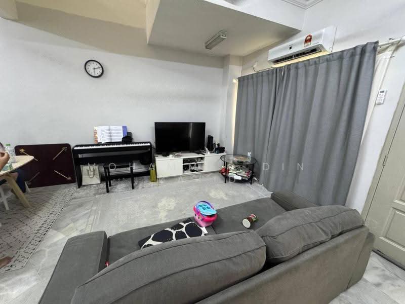 2-storey Terraced House for Sale in Taman Pinggiran Usj (Subang Jaya) - Mohammad Din Majid - Living Room - PropertyGuru.com.my