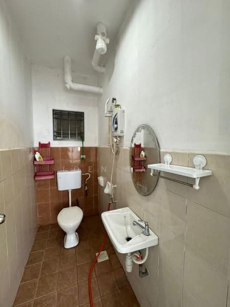 Apartment for Sale at Pangsapuri Larkin Idaman Plot C - Iden Tan - Bathroom - PropertyGuru.com.my