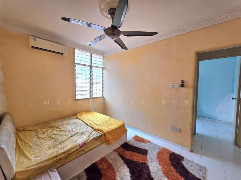 2-storey Terraced House for Sale in Bandar Rinching Seksyen 4 (Semenyih) - Maznee Realtor - Bedroom - PropertyGuru.com.my