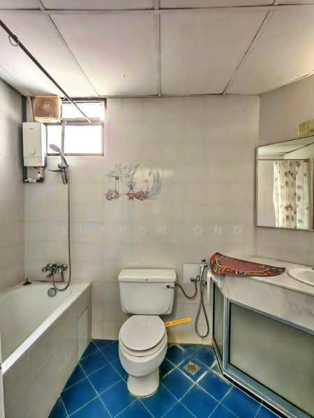 Kondominium untuk Dijual di Marina Tower (Ratu Mutiara) - Sharon Ong - Bathroom - PropertyGuru.com.my
