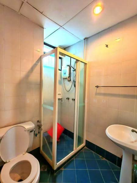 Kondominium untuk Dijual di Marina Tower (Ratu Mutiara) - Sharon Ong - Bathroom - PropertyGuru.com.my