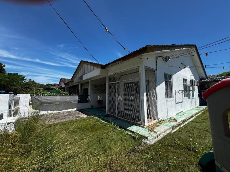 1-storey Terraced House for Sale in Sepang (Selangor) - Azean Wahab - Exterior - PropertyGuru.com.my