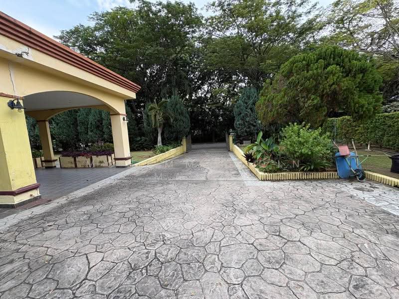 Bungalow House for Sale in Sultan Abdul Aziz Shah Golf & Country Club (Shah Alam) - Mohammad Din Majid - Exterior - PropertyGuru.com.my