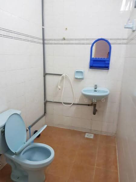 2-storey Terraced House for Rent in Taman Maju (Batu Pahat) - Jojo Chung - Bathroom - PropertyGuru.com.my