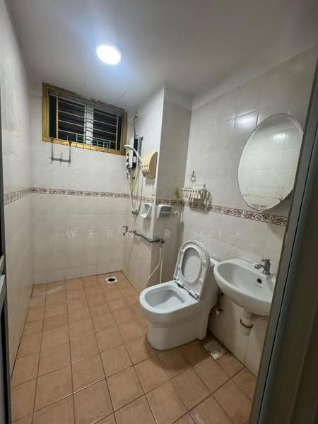 Kediaman Servis untuk Dijual di Nusa Perdana Apartment - Werner Kee - Bathroom - PropertyGuru.com.my