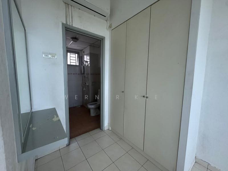 Kediaman Servis untuk Dijual di Nusa Perdana Apartment - Werner Kee - Bathroom - PropertyGuru.com.my