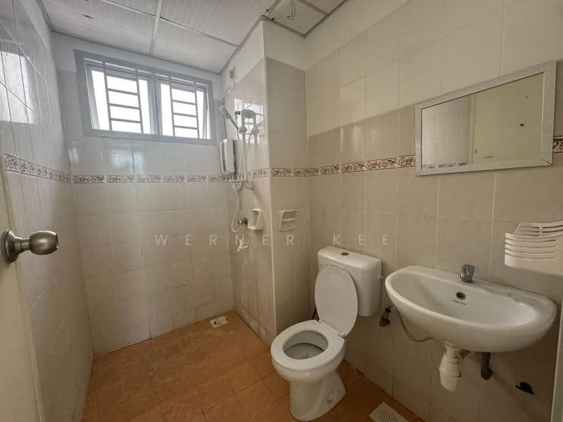 Kediaman Servis untuk Dijual di Nusa Perdana Apartment - Werner Kee - Bathroom - PropertyGuru.com.my