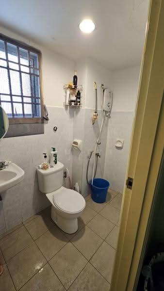 Pangsapuri untuk Dijual di Permas Ville Apartment - Lim Tze Jie - Bathroom - PropertyGuru.com.my