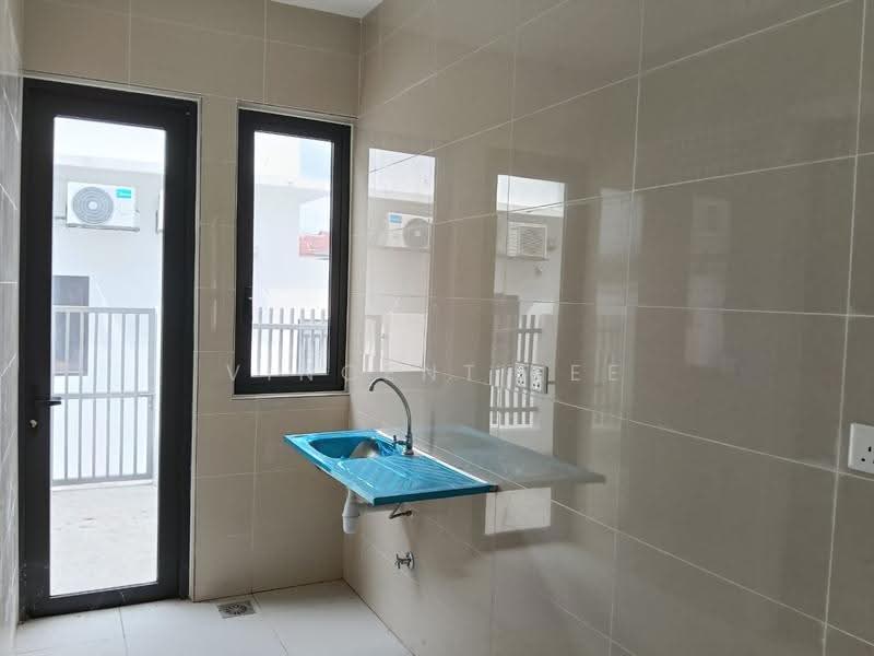 Rumah Teres 3-Tingkat untuk Dijual di Taman Puncak Jalil (Seri Kembangan) - Vincent Lee - Kitchen - PropertyGuru.com.my