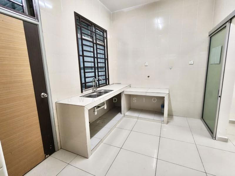 2-storey Terraced House for Sale in Taman Mount Austin (Tebrau) - Edward Siow - Kitchen - PropertyGuru.com.my