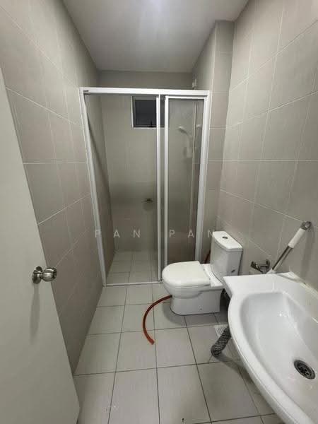Kediaman Servis untuk Disewa di Meridin Bayvue Serviced Apartment - Pan Pan - Bathroom - PropertyGuru.com.my
