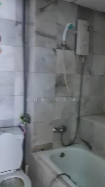 Kondominium untuk Dijual di Downtown Condominium - Ann Ong - Bathroom - PropertyGuru.com.my