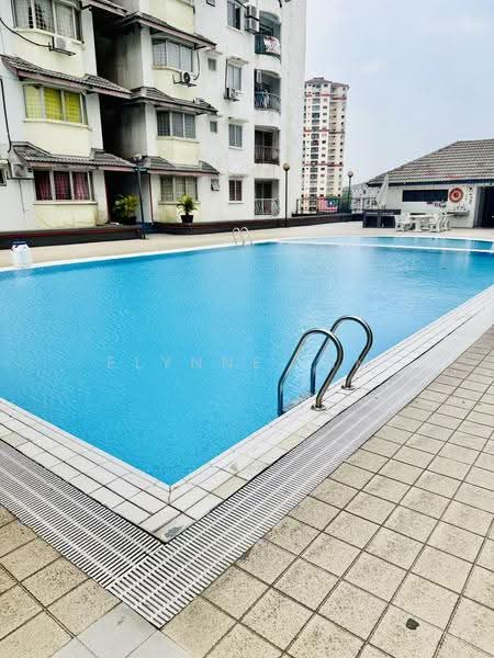 Kondominium untuk Dijual di D'Casa Condominium - Elynne Lim - Pool - PropertyGuru.com.my