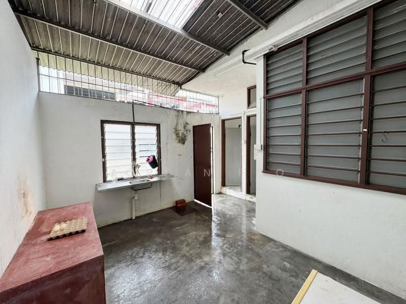 Terraced House for Sale in Island Glades (Jelutong) - Jordan Foo - Kitchen - PropertyGuru.com.my