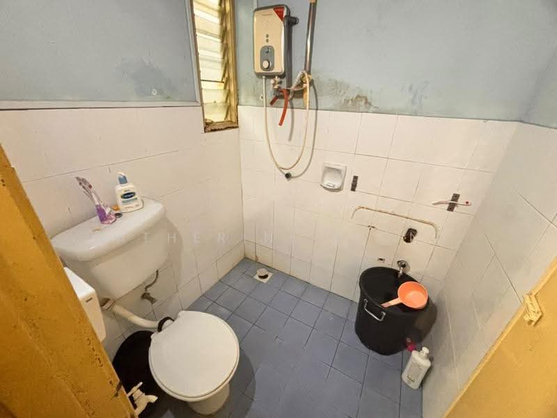 Apartment for Sale at Pangsapuri Raya - Katherine Leong - Bathroom - PropertyGuru.com.my