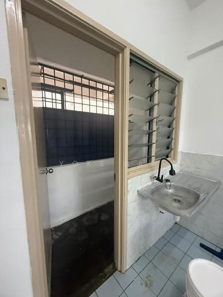 Flat for Rent at Taman Bukit Segar - Yoke Han - Bathroom - PropertyGuru.com.my