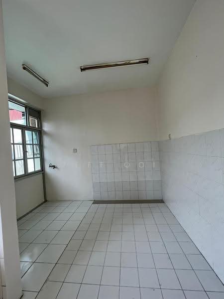 Townhouse for Sale in Taman Tunas Muda (Sungai Ara) - Jeff Ooi - Kitchen - PropertyGuru.com.my