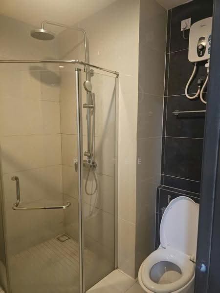 Condominium for Rent at Amberside @ Country Garden Danga Bay - RQ Tee - Bathroom - PropertyGuru.com.my