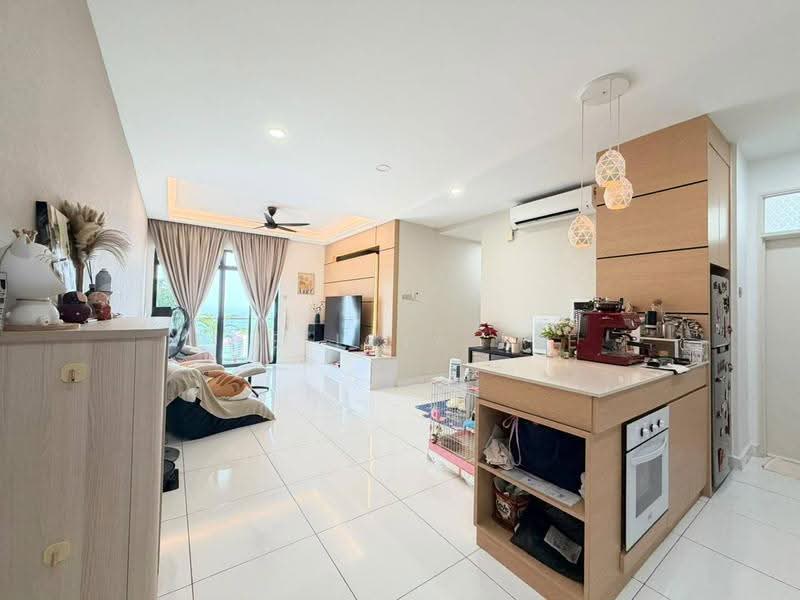 Kediaman Servis untuk Dijual di The Platino Serviced Apartment - Phelicia Lee - Living Room - PropertyGuru.com.my