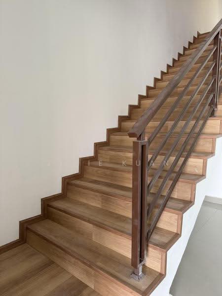 2-storey Terraced House for Sale in Bandar Cyber Ipoh (Bandar Siber) (Ipoh) - Jodie Kuan - SPC Flooring from staircase - PropertyGuru.com.my