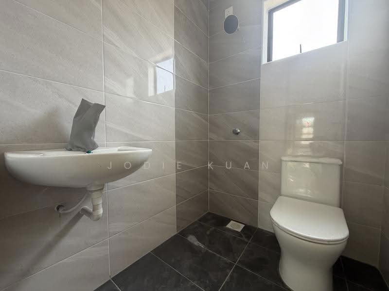 2-storey Terraced House for Sale in Bandar Cyber Ipoh (Bandar Siber) (Ipoh) - Jodie Kuan - Bedroom 3 Ensuite Bathroom - PropertyGuru.com.my