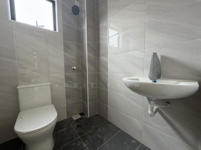 2-storey Terraced House for Sale in Bandar Cyber Ipoh (Bandar Siber) (Ipoh) - Jodie Kuan - Bedroom 2 Ensuite Bathroom - PropertyGuru.com.my