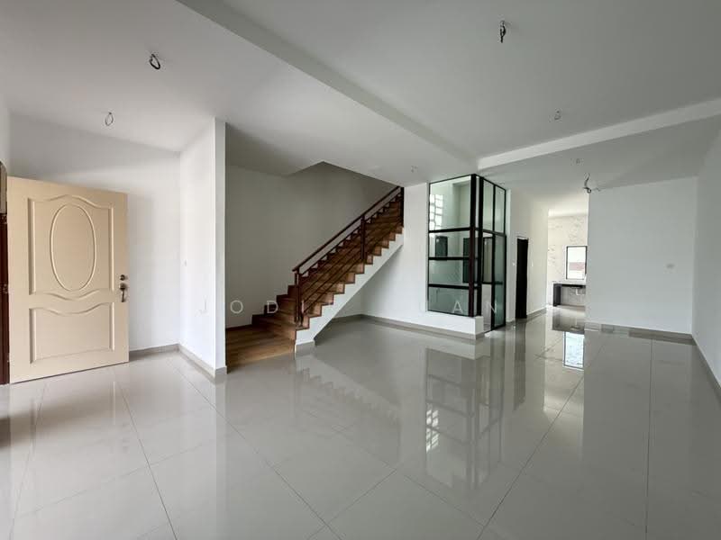 2-storey Terraced House for Sale in Bandar Cyber Ipoh (Bandar Siber) (Ipoh) - Jodie Kuan - Living and Dining Area - PropertyGuru.com.my