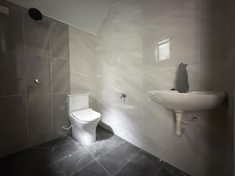 2-storey Terraced House for Sale in Bandar Cyber Ipoh (Bandar Siber) (Ipoh) - Jodie Kuan - Bedroom 1 (Guest Room) Ensuite Bathroom - PropertyGuru.com.my
