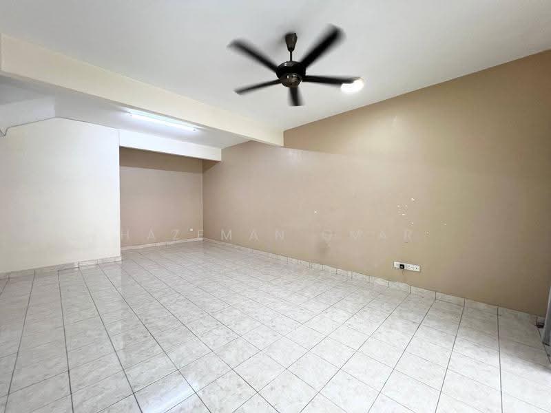 Rumah Teres 2-Tingkat untuk Dijual di Taman Putra Prima (Puchong) - Hazeman Omar - Living Room - PropertyGuru.com.my