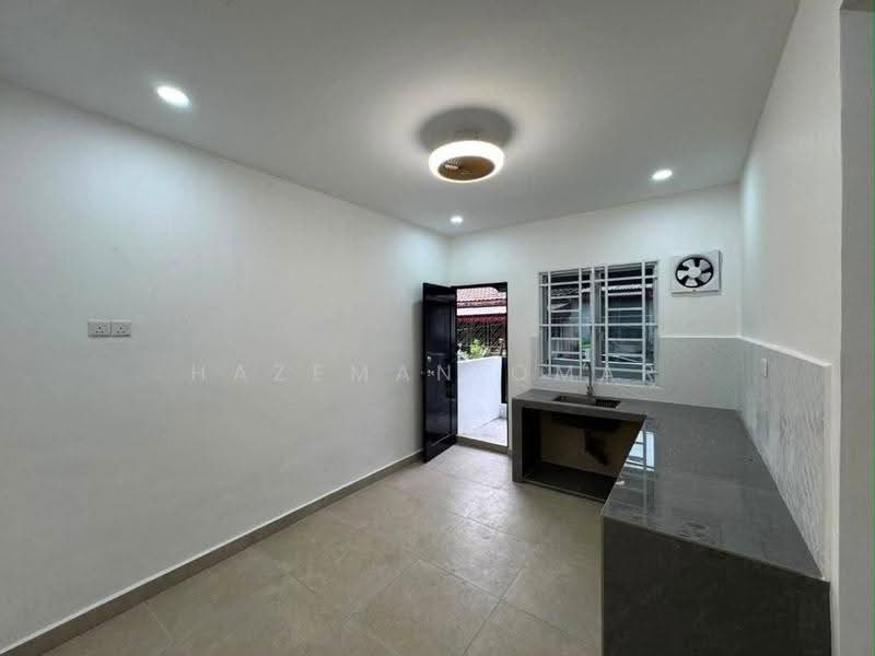 1-storey Terraced House for Sale in Taman Sentosa (Klang) - Hazeman Omar - Kitchen - PropertyGuru.com.my
