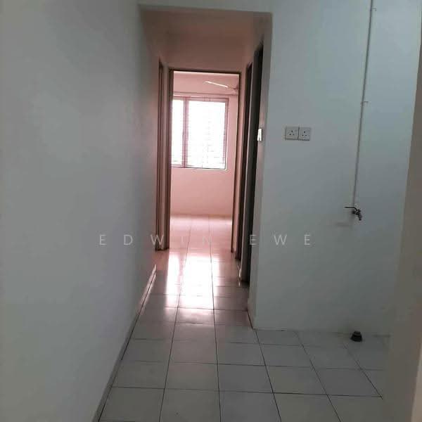 Flat for Rent at Taman Lip Sin Block 1, 3 & 5 - Edwin Ewe - Corridor - PropertyGuru.com.my
