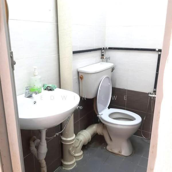 Flat for Rent at Taman Lip Sin Block 1, 3 & 5 - Edwin Ewe - Toilet - PropertyGuru.com.my