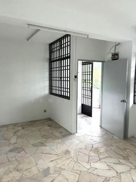Rumah Flat untuk Disewa di Taman Lip Sin Block 1, 3 & 5 - Edwin Ewe - Living Room - PropertyGuru.com.my