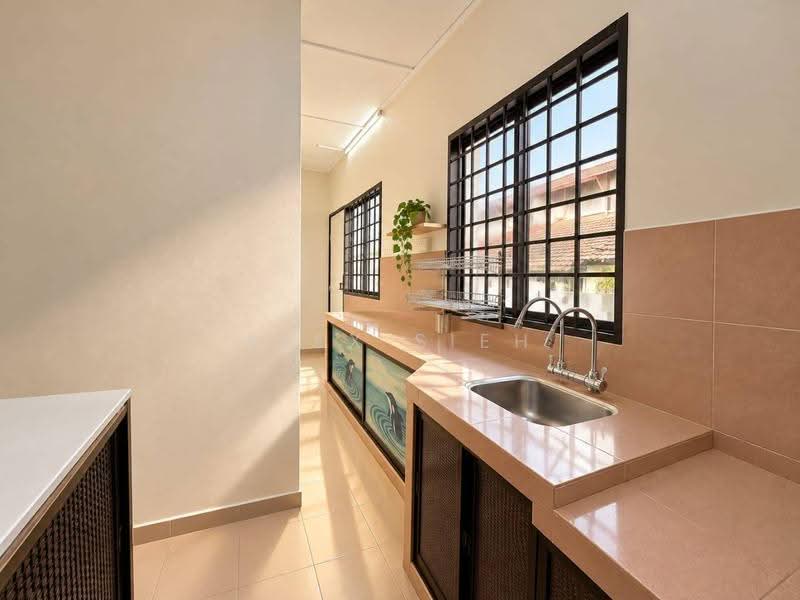 1.5-storey Terraced House for Sale in Taman Molek (Johor Bahru) - Alex Sieh - Kitchen - PropertyGuru.com.my