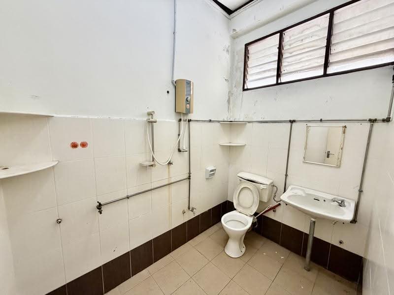 Terraced House for Sale in Island Glades (Jelutong) - Ben Liau - Bathroom - PropertyGuru.com.my