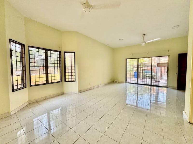 Rumah Teres 2-Tingkat untuk Dijual di Taman Bukit Subang (Shah Alam) - Nur Alia Omar - Living Room - PropertyGuru.com.my