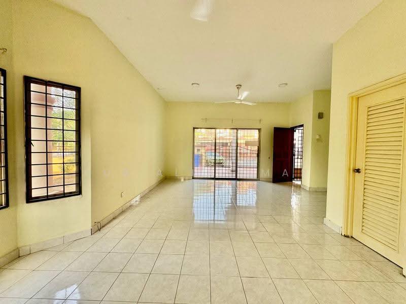 Rumah Teres 2-Tingkat untuk Dijual di Taman Bukit Subang (Shah Alam) - Nur Alia Omar - Living Room - PropertyGuru.com.my