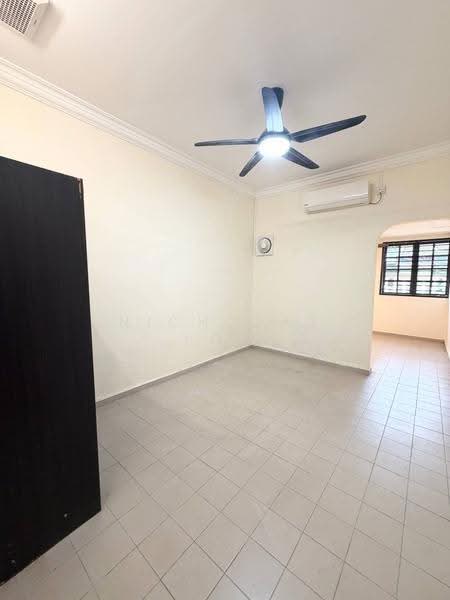Rumah Berkembar untuk Disewa di Taman Johor (Tampoi) - Nicholas Low - Living Room - PropertyGuru.com.my